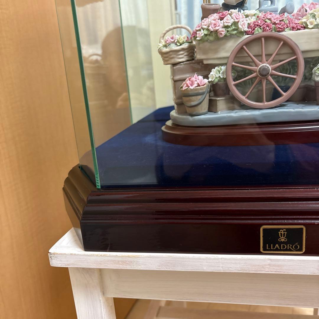 リヤドロ LLADRO [公園通りの花屋さん」ガラスケースと台座付き！綺麗！