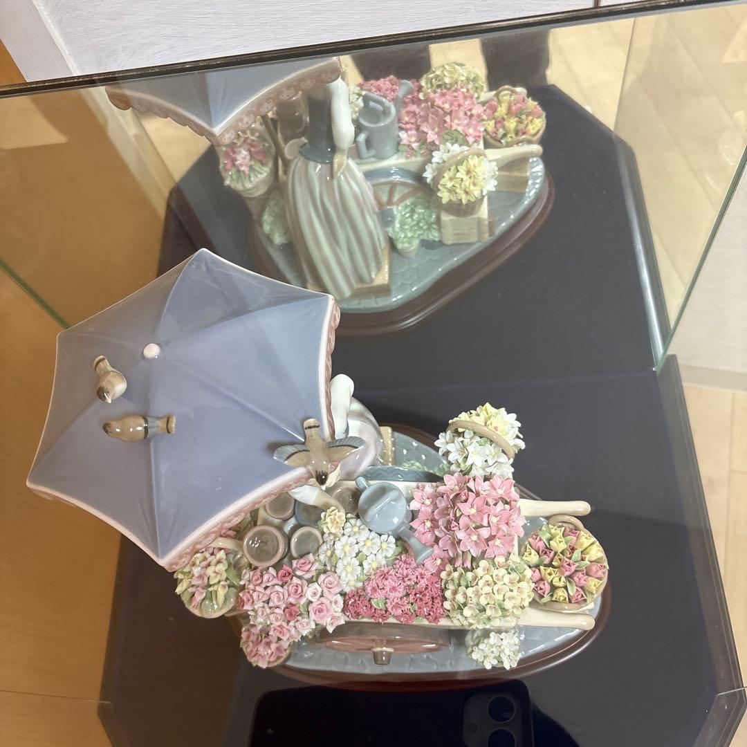 リヤドロ LLADRO [公園通りの花屋さん」ガラスケースと台座付き！綺麗！