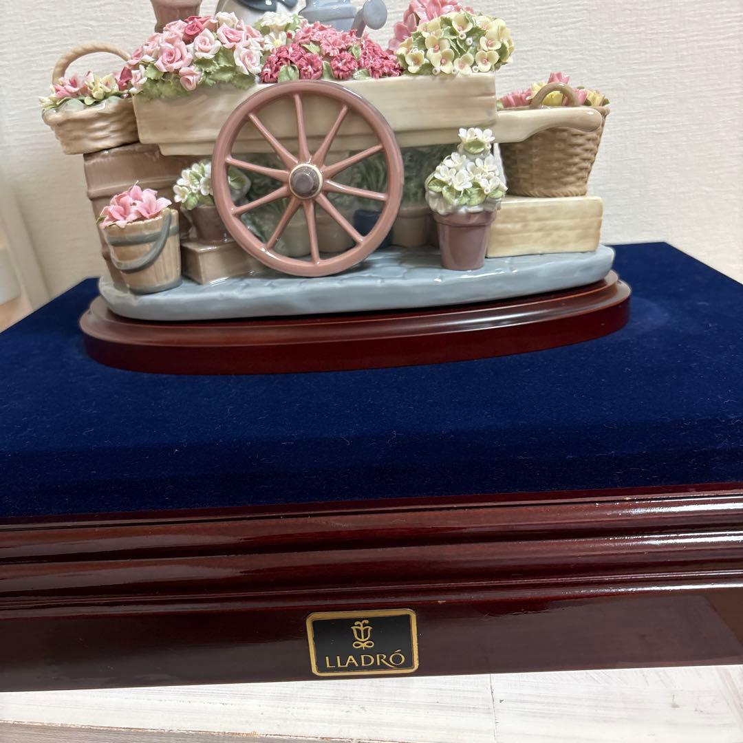 リヤドロ LLADRO [公園通りの花屋さん」ガラスケースと台座付き！綺麗！
