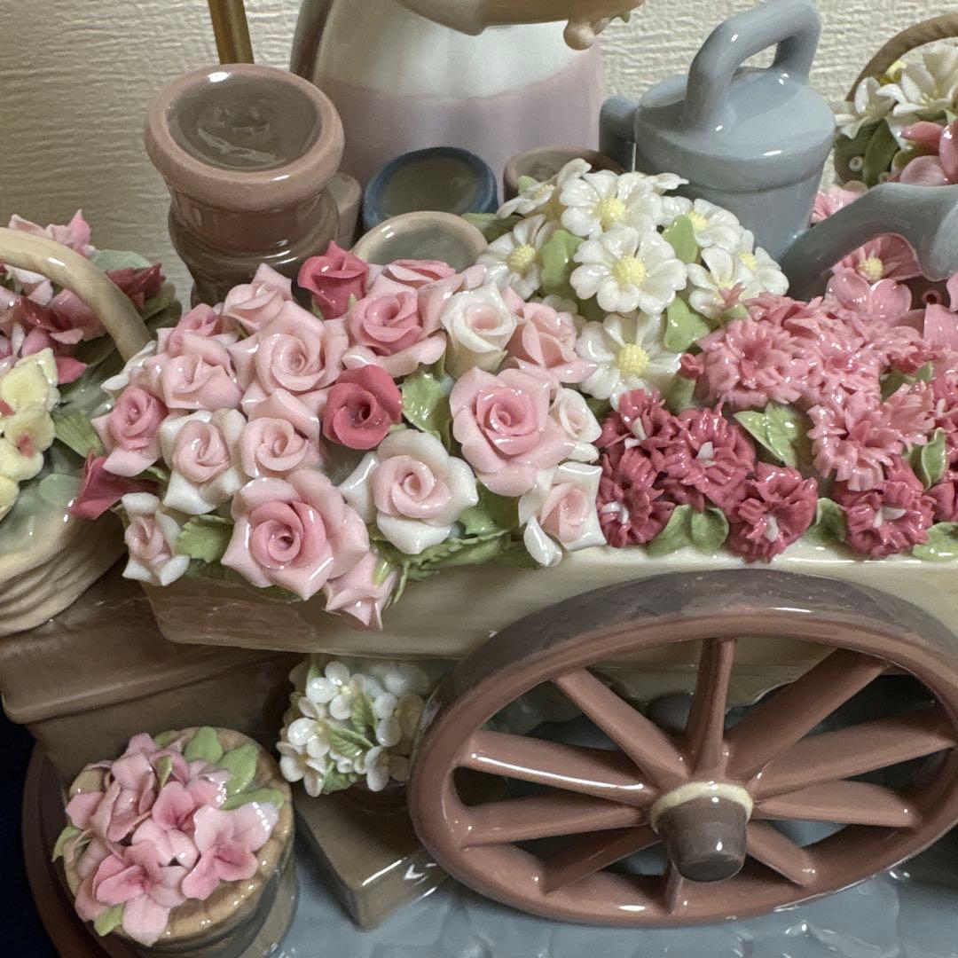 リヤドロ LLADRO [公園通りの花屋さん」ガラスケースと台座付き！綺麗！