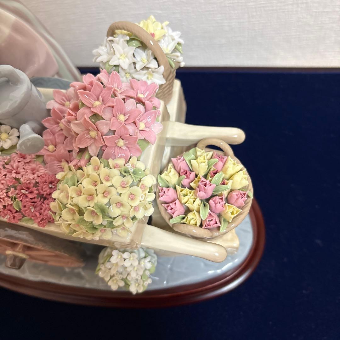 リヤドロ LLADRO [公園通りの花屋さん」ガラスケースと台座付き！綺麗！