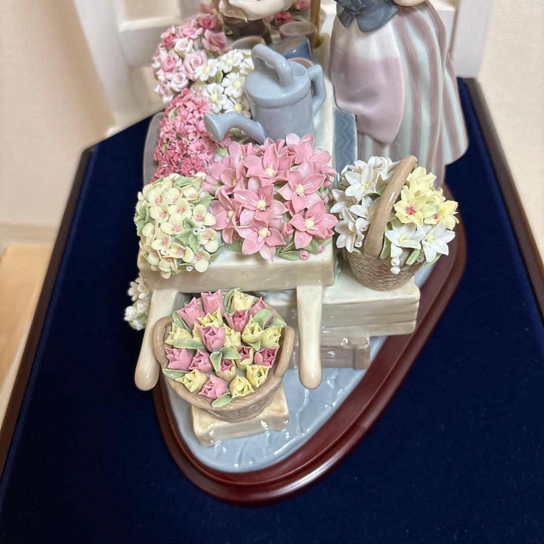 リヤドロ LLADRO [公園通りの花屋さん」ガラスケースと台座付き！綺麗！