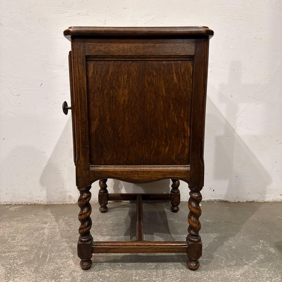 ヴィンテージ　木製サイドテーブル　　扉収納付き