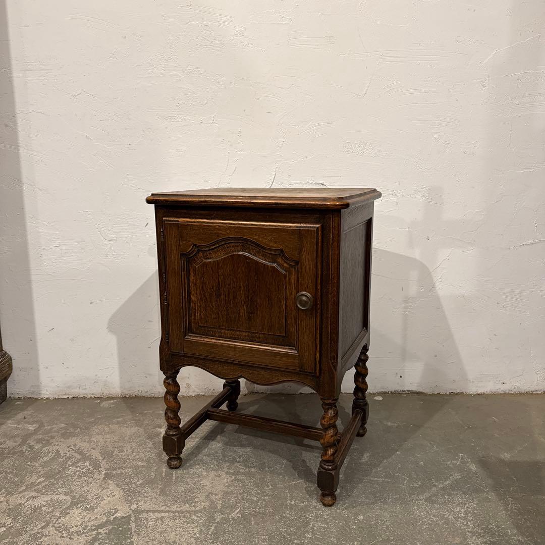 ヴィンテージ　木製サイドテーブル　　扉収納付き