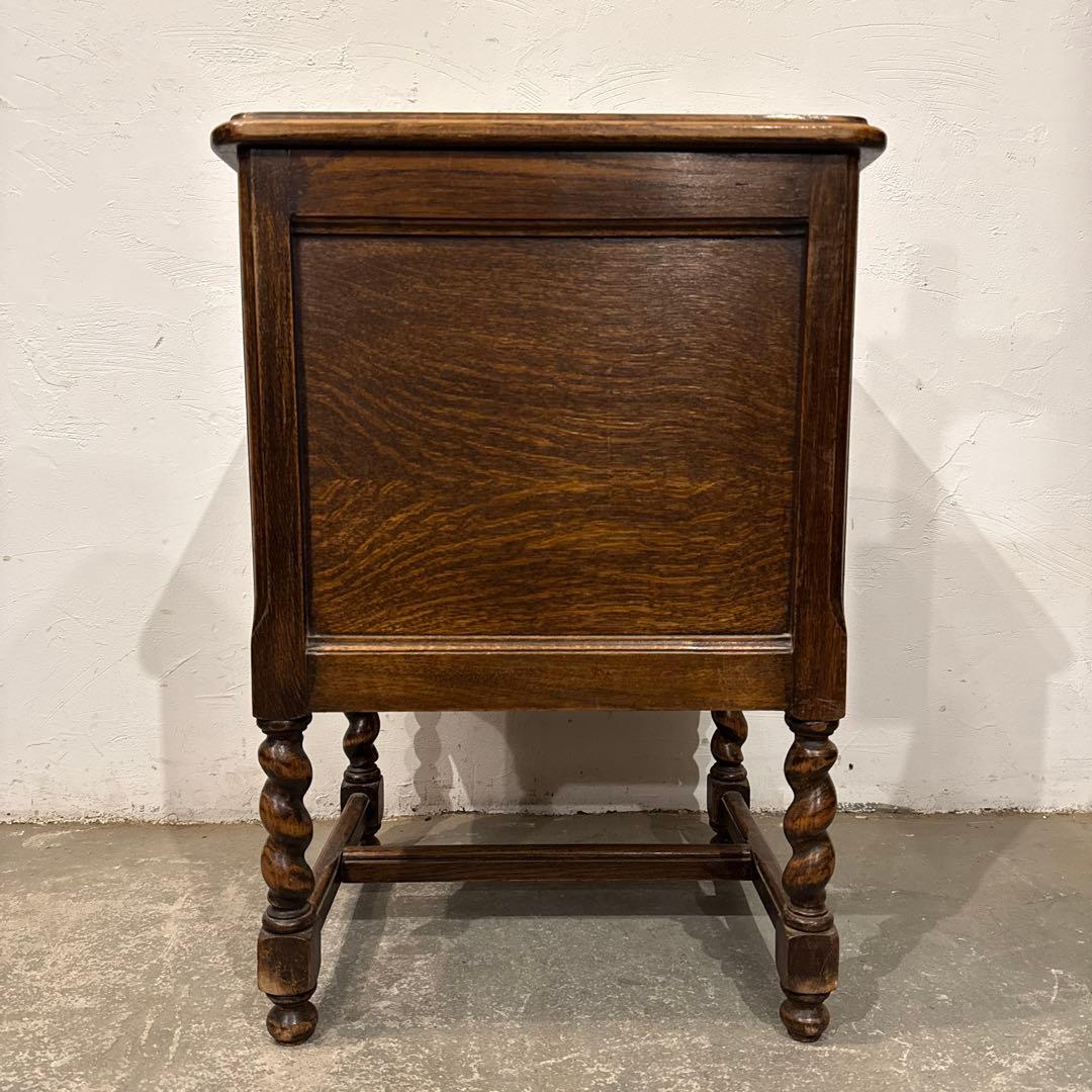 ヴィンテージ　木製サイドテーブル　　扉収納付き