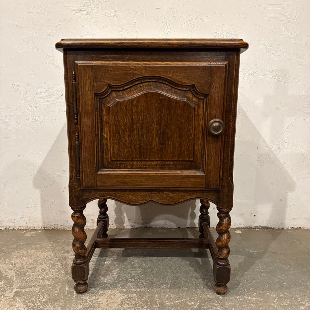 ヴィンテージ　木製サイドテーブル　　扉収納付き