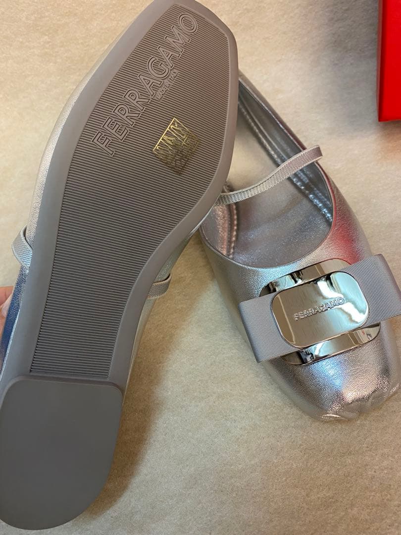 フェラガモ　ニューヴァラ　シルバーバレリーナシューズ　フラットバレエ7ハーフ