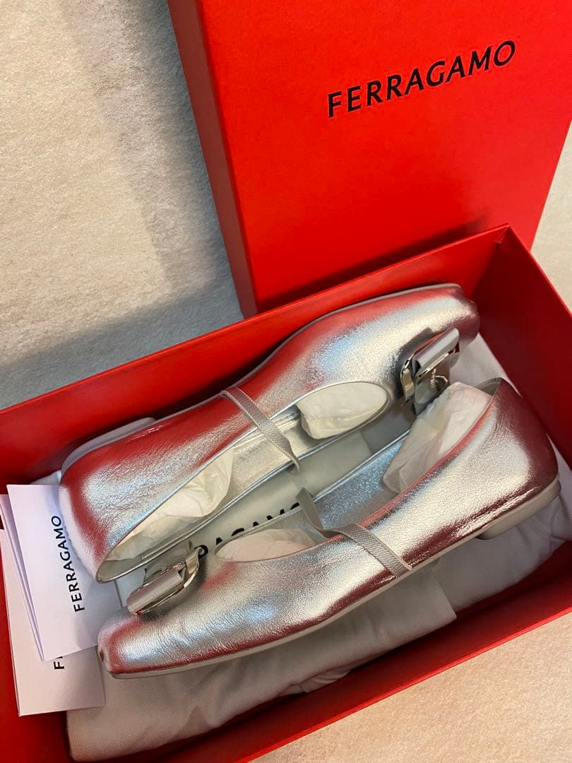 フェラガモ　ニューヴァラ　シルバーバレリーナシューズ　フラットバレエ7ハーフ