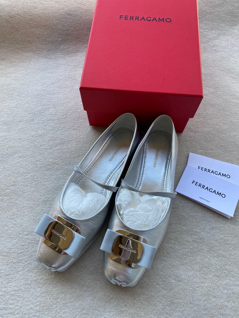 フェラガモ　ニューヴァラ　シルバーバレリーナシューズ　フラットバレエ7ハーフ