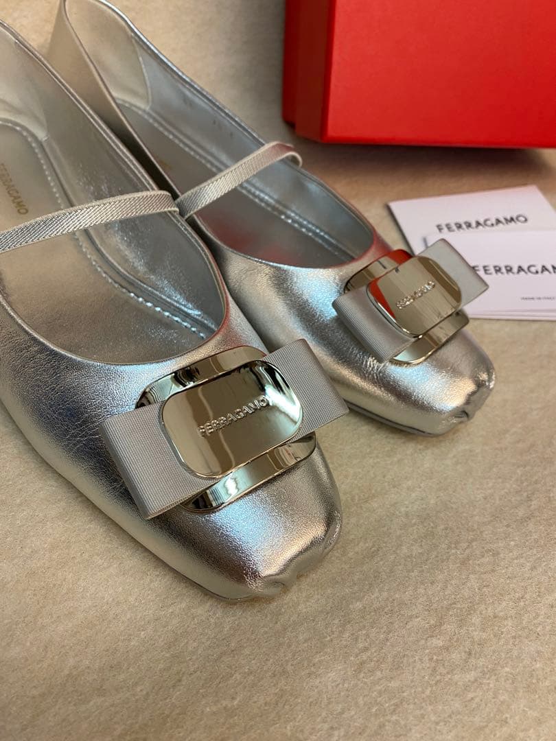 フェラガモ　ニューヴァラ　シルバーバレリーナシューズ　フラットバレエ7ハーフ