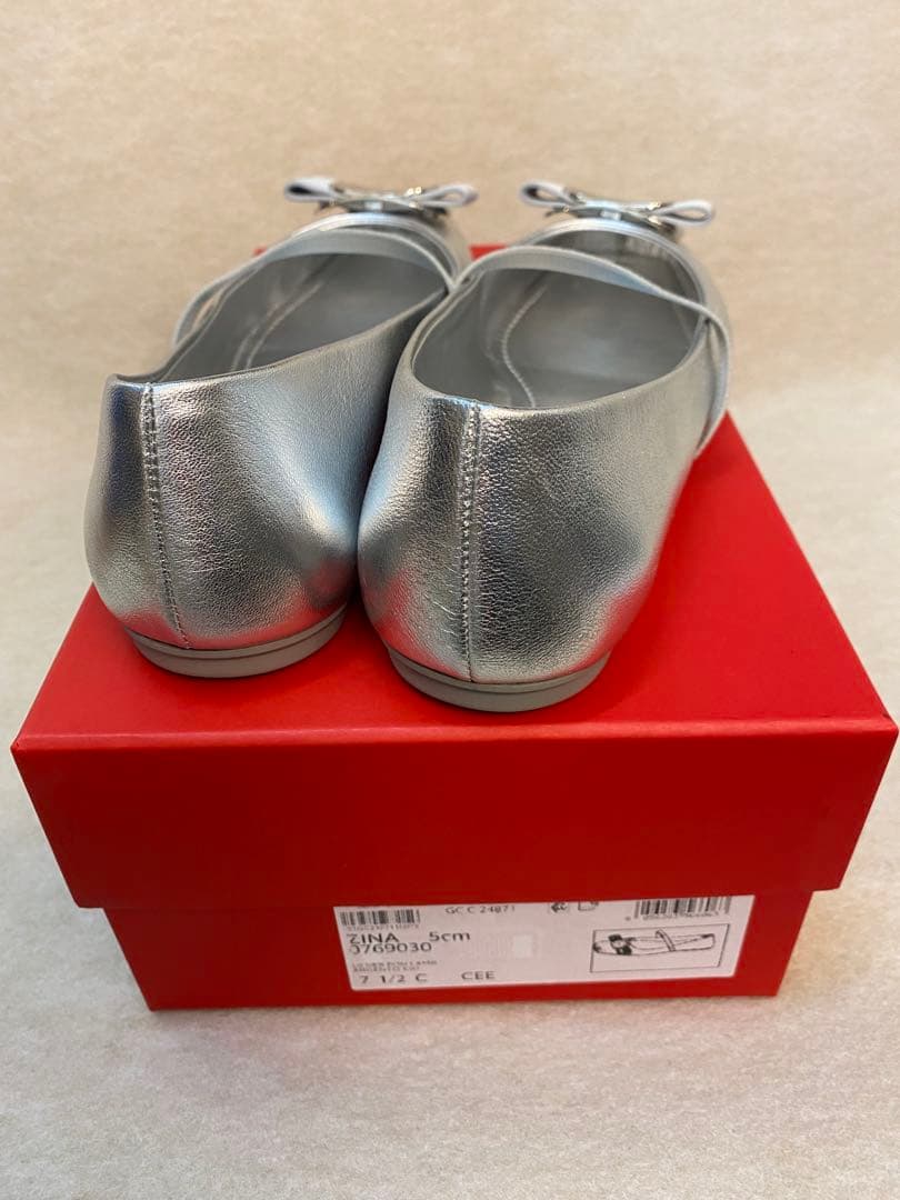 フェラガモ　ニューヴァラ　シルバーバレリーナシューズ　フラットバレエ7ハーフ