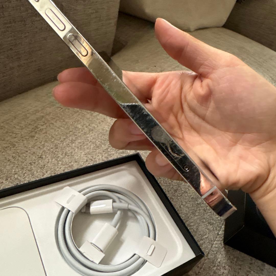 Apple iPhone 12 Pro シルバー 本体 新品充電コード付き