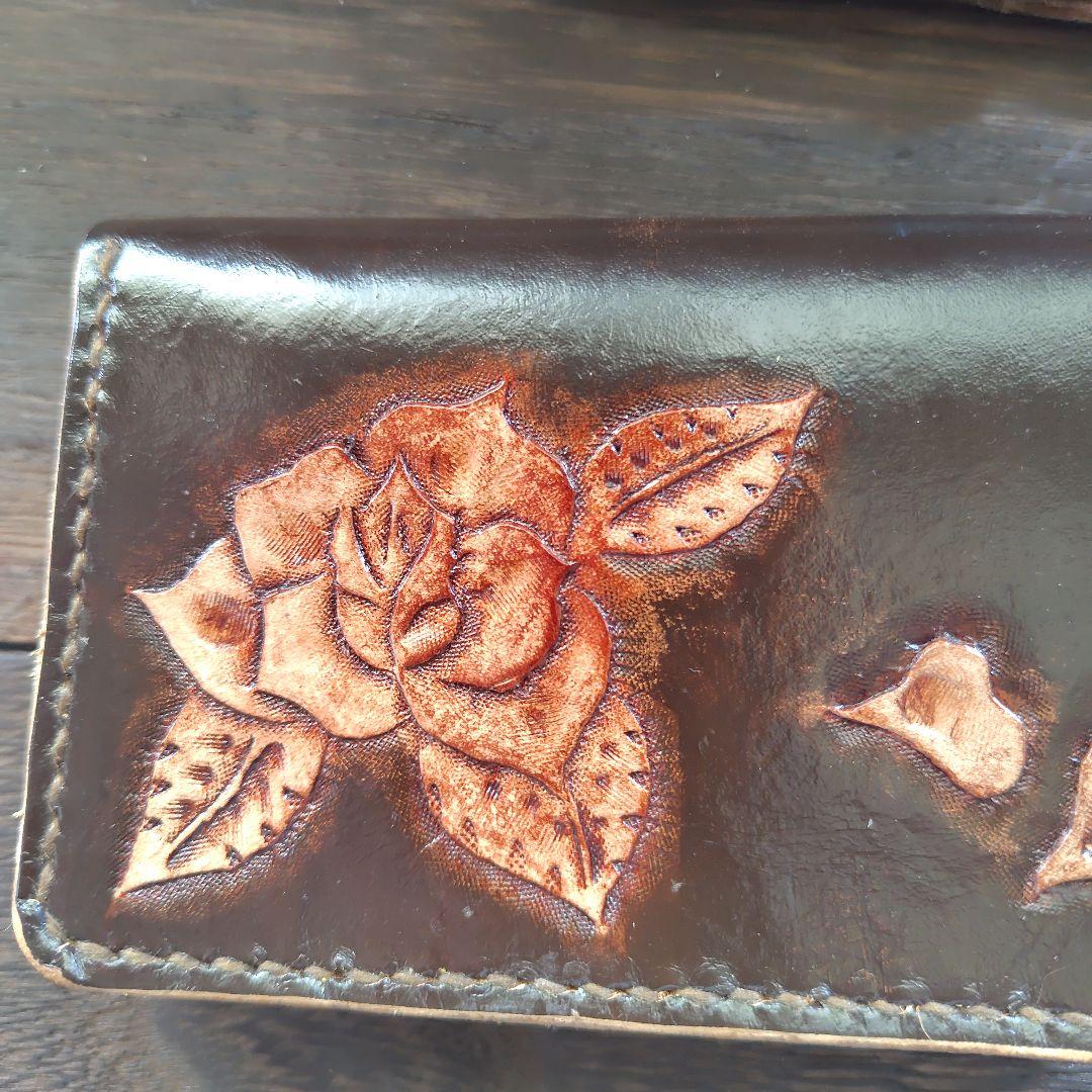 ミドルサイズ トラッカーウォレット 茶色×バラのカービング