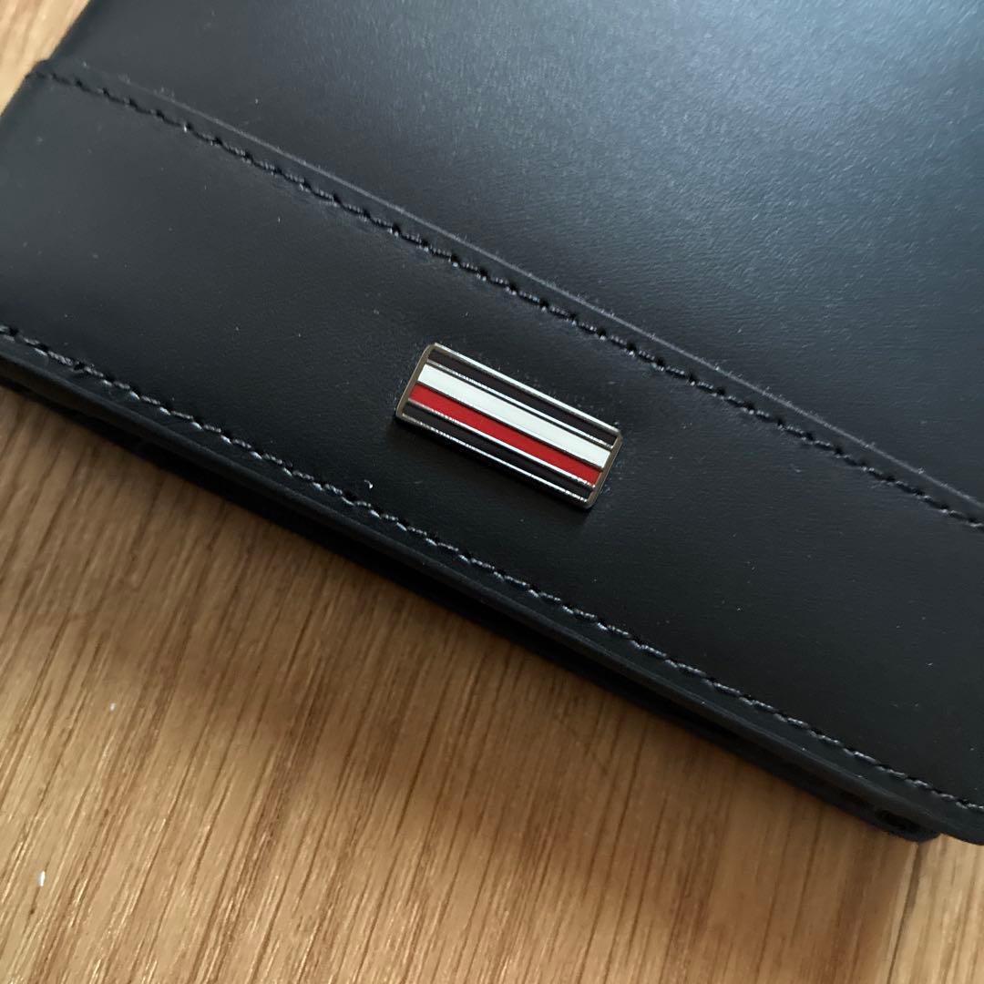 【未使用品】トミーヒルフィガー ロゴプレート 二つ折り財布 ブラック 箱付き