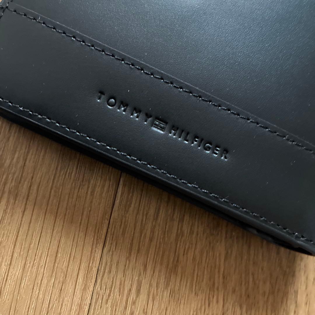 【未使用品】トミーヒルフィガー ロゴプレート 二つ折り財布 ブラック 箱付き