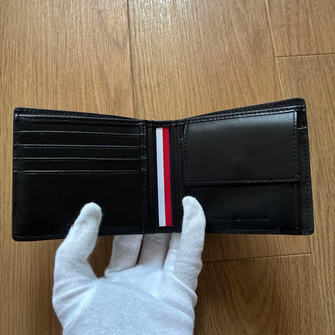 【未使用品】トミーヒルフィガー ロゴプレート 二つ折り財布 ブラック 箱付き