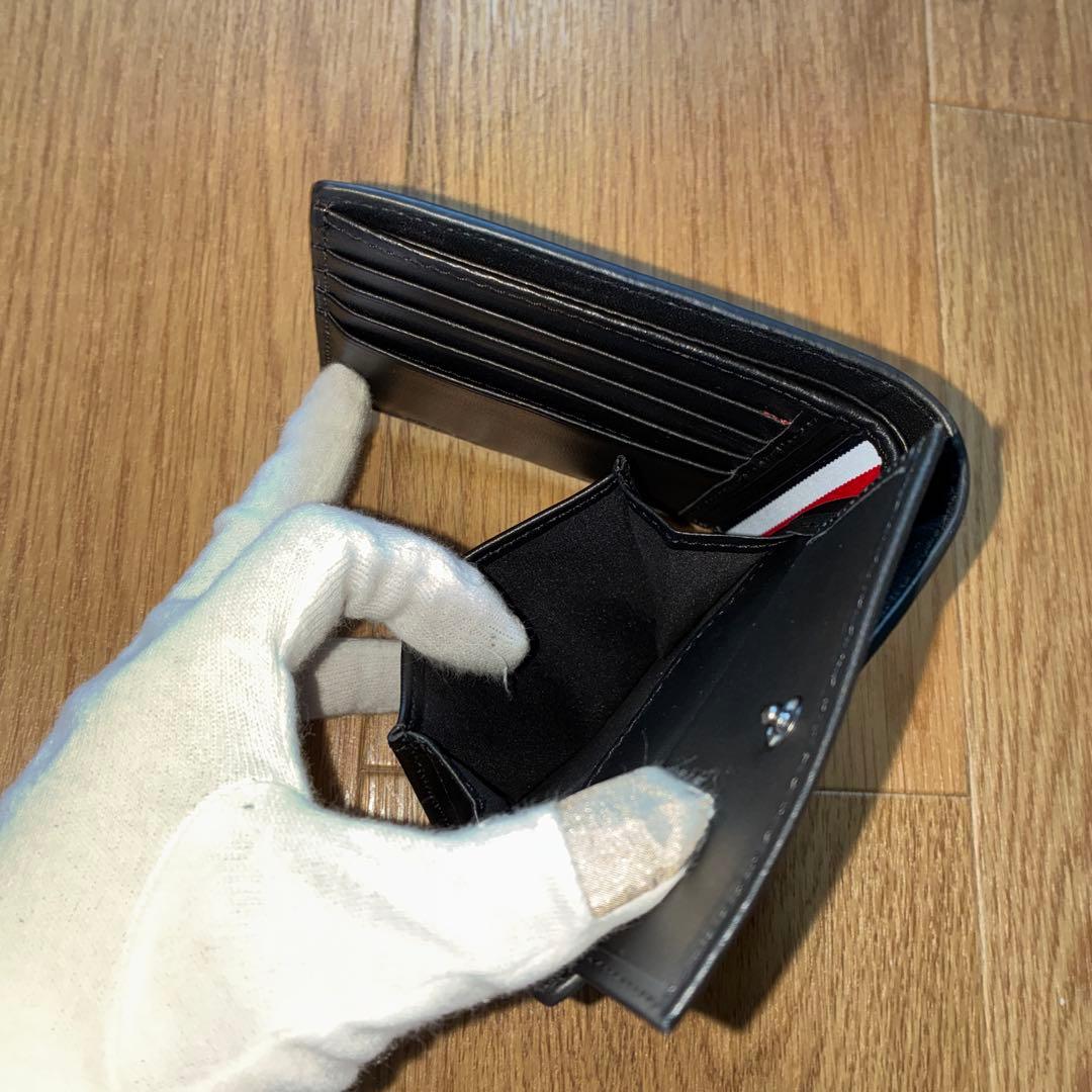 【未使用品】トミーヒルフィガー ロゴプレート 二つ折り財布 ブラック 箱付き