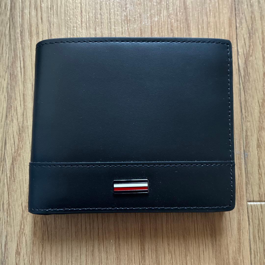 【未使用品】トミーヒルフィガー ロゴプレート 二つ折り財布 ブラック 箱付き