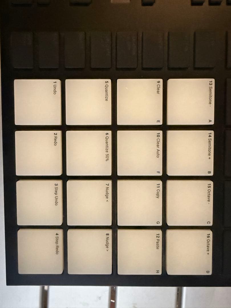 (NI) Maschine Mikro mK3 本体とケーブル