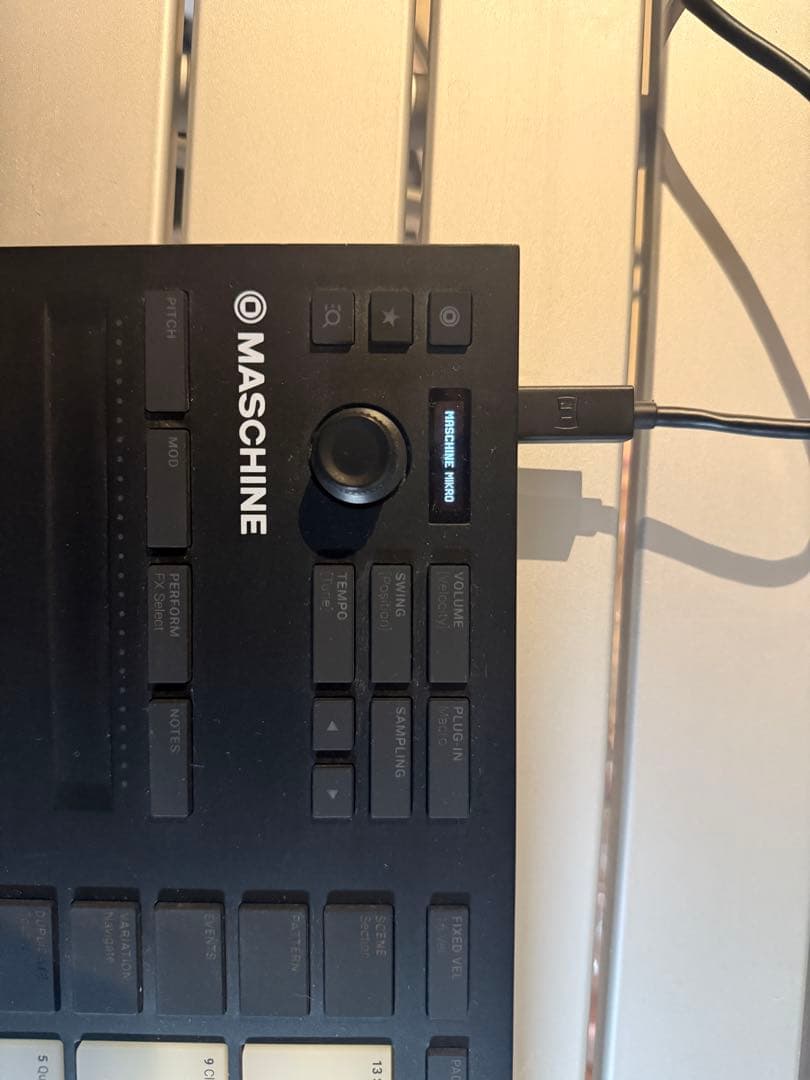 (NI) Maschine Mikro mK3 本体とケーブル