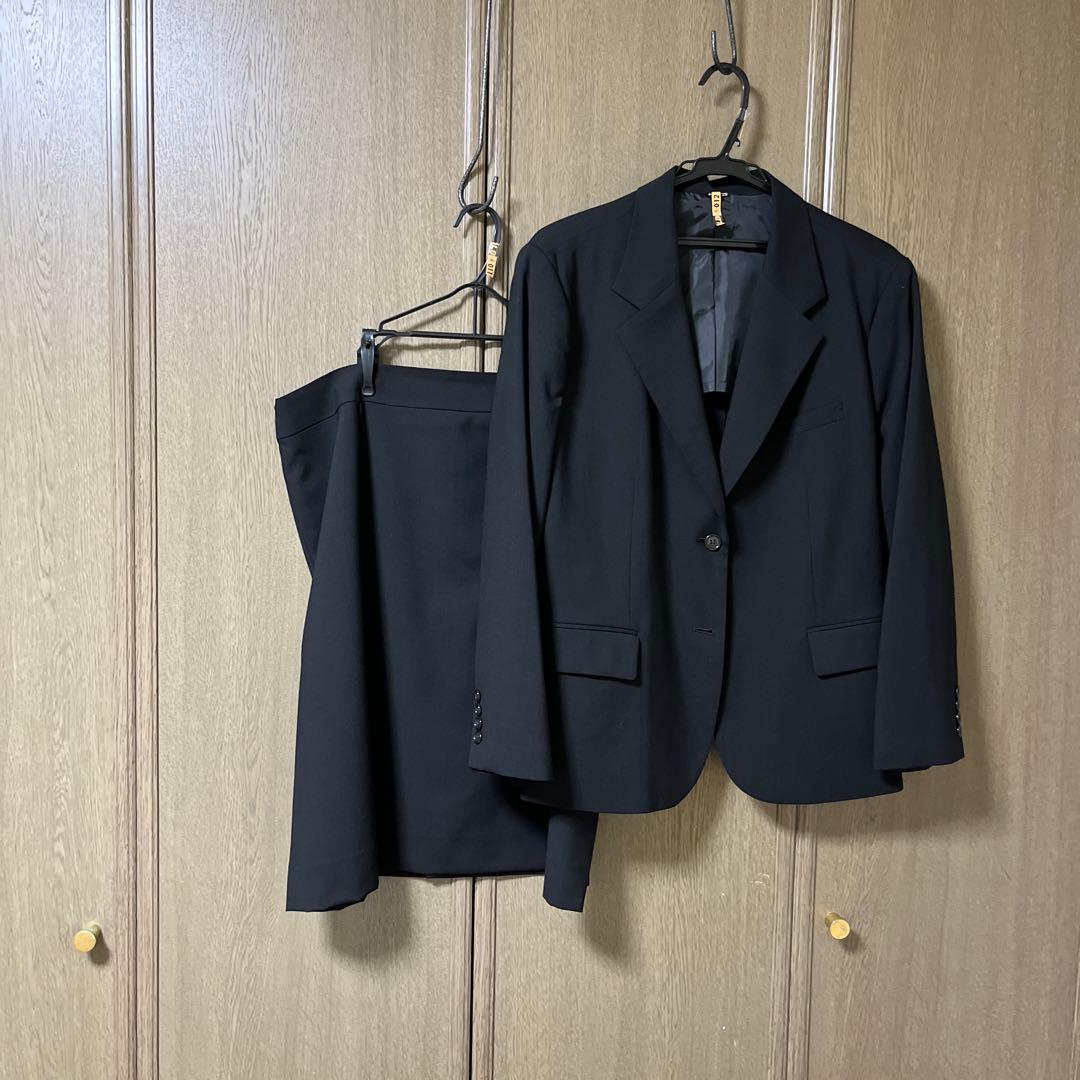 No22 リクルートスーツ ジャケット25号　スカート29号　黒