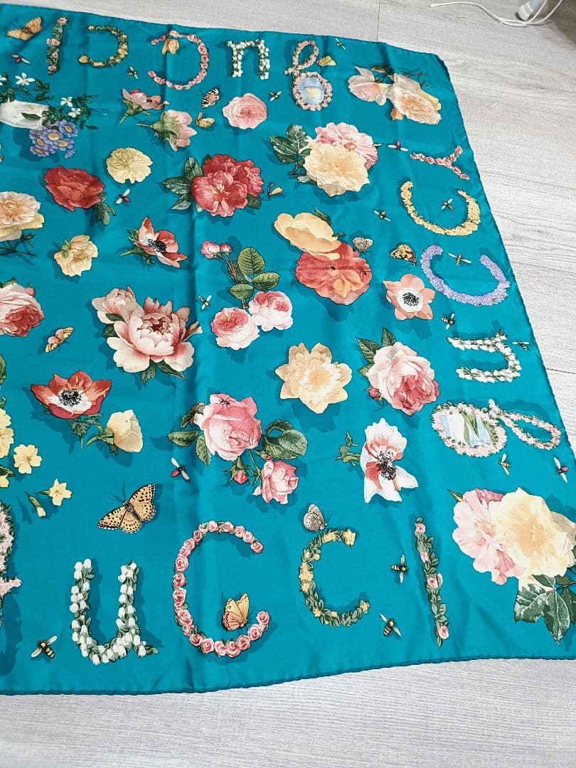 GUCCI グッチ スカーフ 大判　花柄 　蝶　シルク100%　ブルーグリーン