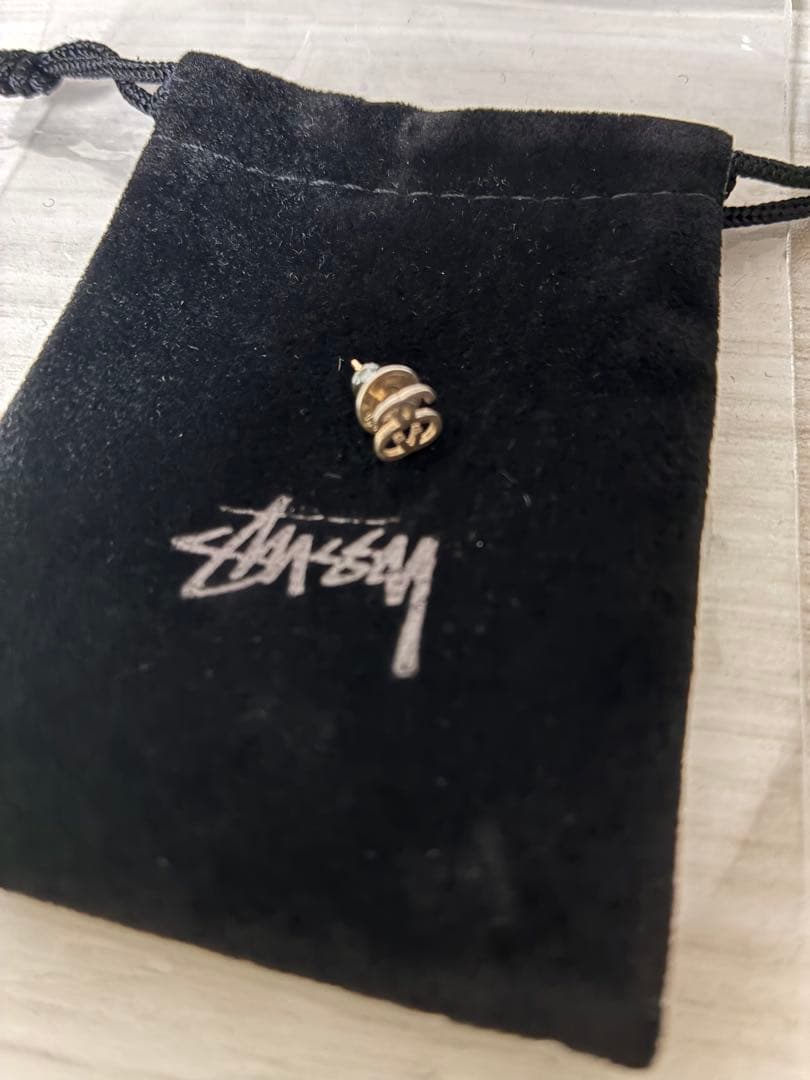 ロガーStussy 片耳用ピアス2個セット