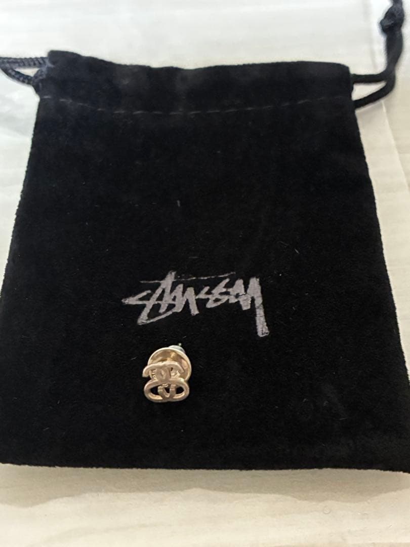 ロガーStussy 片耳用ピアス2個セット