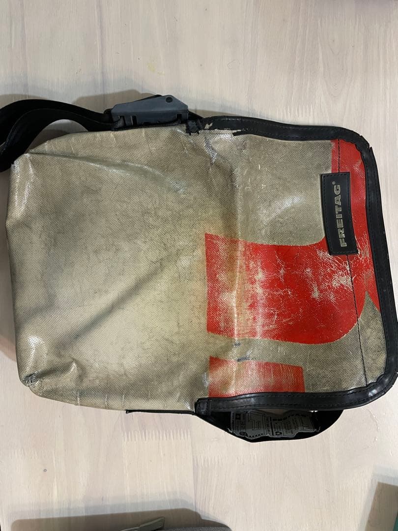 FREITAG メッセンジャーバッグ グレー 赤