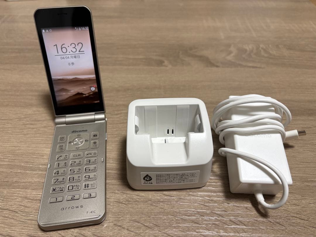 docomo F-41C シルバー折りたたみ式携帯電話