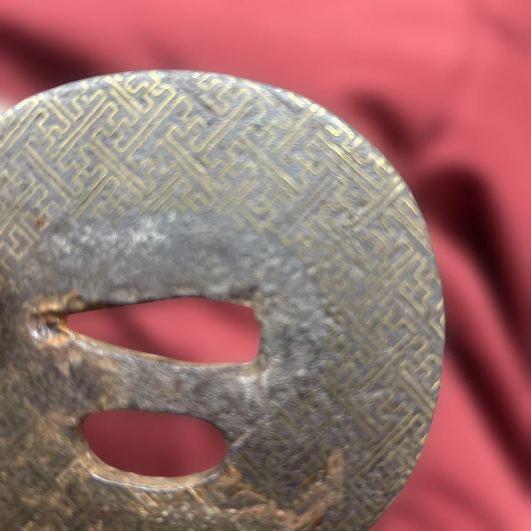 日本刀 鍔（つば） 鉄地 金象嵌 紗綾形文様 時代物 140g