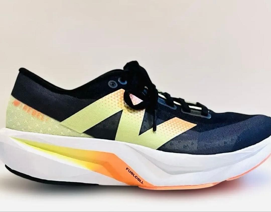 New Balance FuelCell v4ランニングシューズ　25.5cm