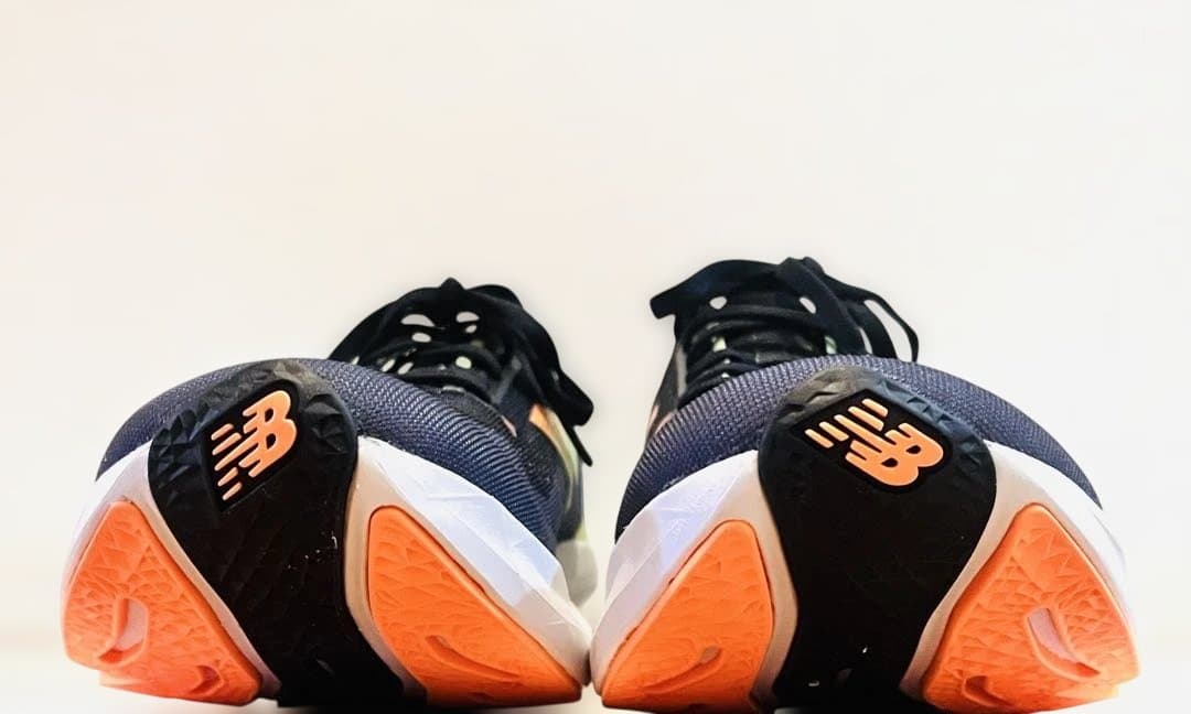 New Balance FuelCell v4ランニングシューズ　25.5cm