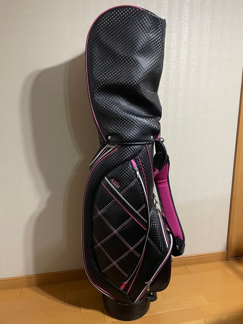 ほぼ未使用XXIO ゴルフバッグ・キャディバッグレディース 黒ピンク