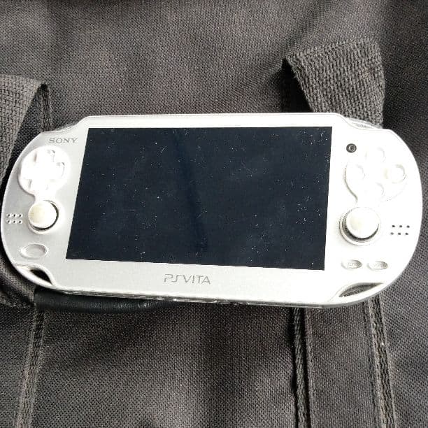 PlayStation®Vita クリスタル・ホワイト Wi-Fi PCH-1…