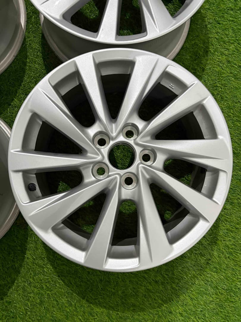 美品 トヨタ純正 カムリ 70系 後期 アルミホイール 17インチ 4本セット