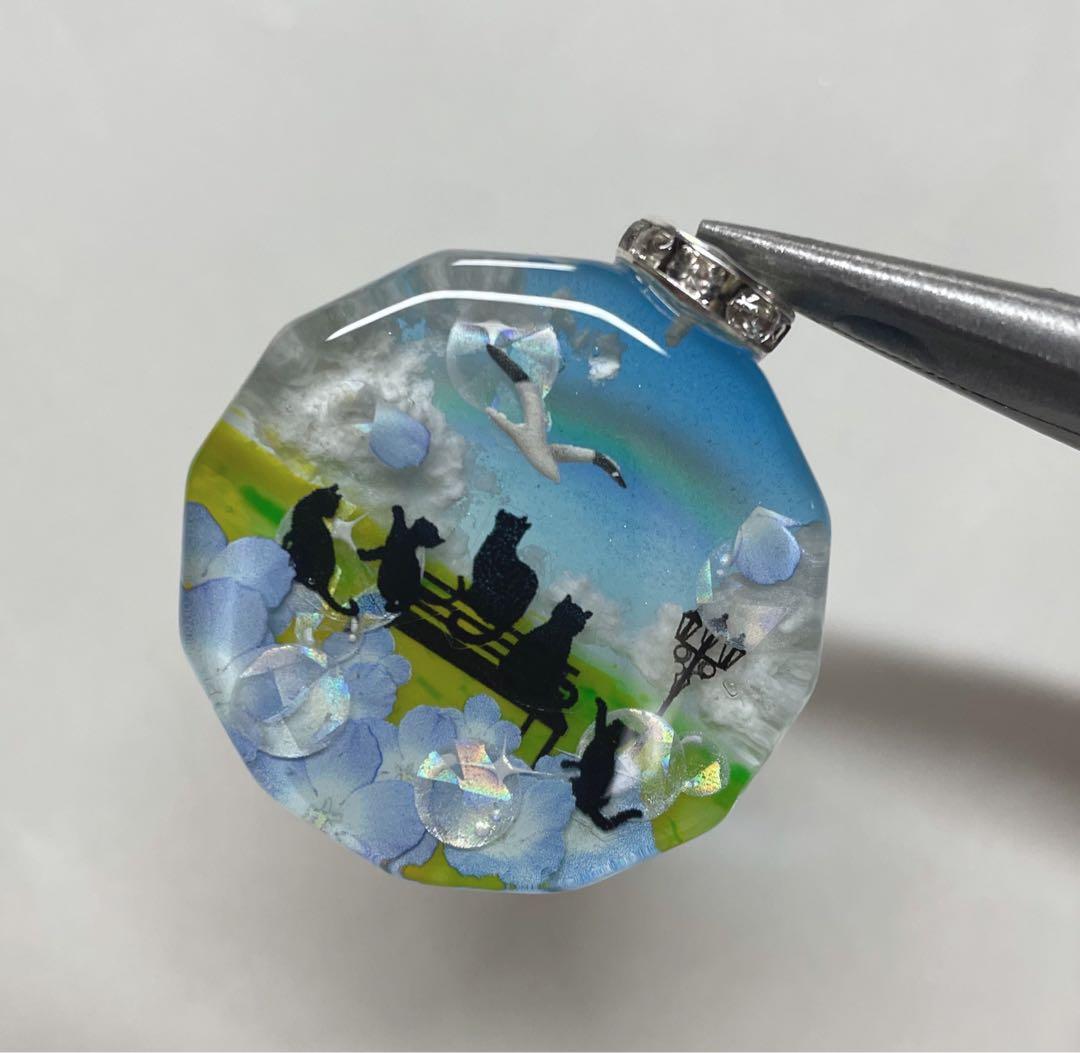 夕夏/レジン/虹とネモフィラの丘の子猫達　蓄光　オルゴナイトネックレス