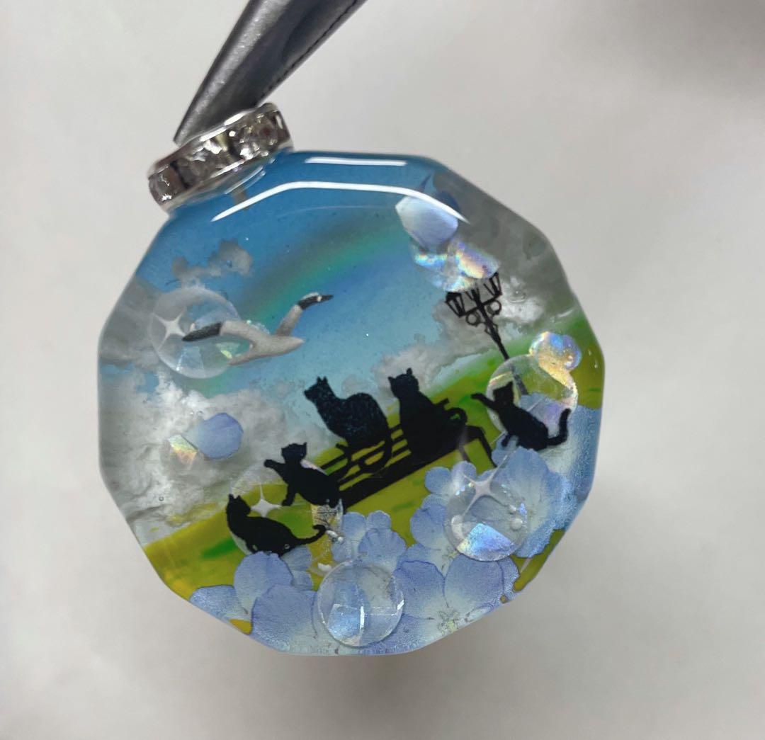 夕夏/レジン/虹とネモフィラの丘の子猫達　蓄光　オルゴナイトネックレス