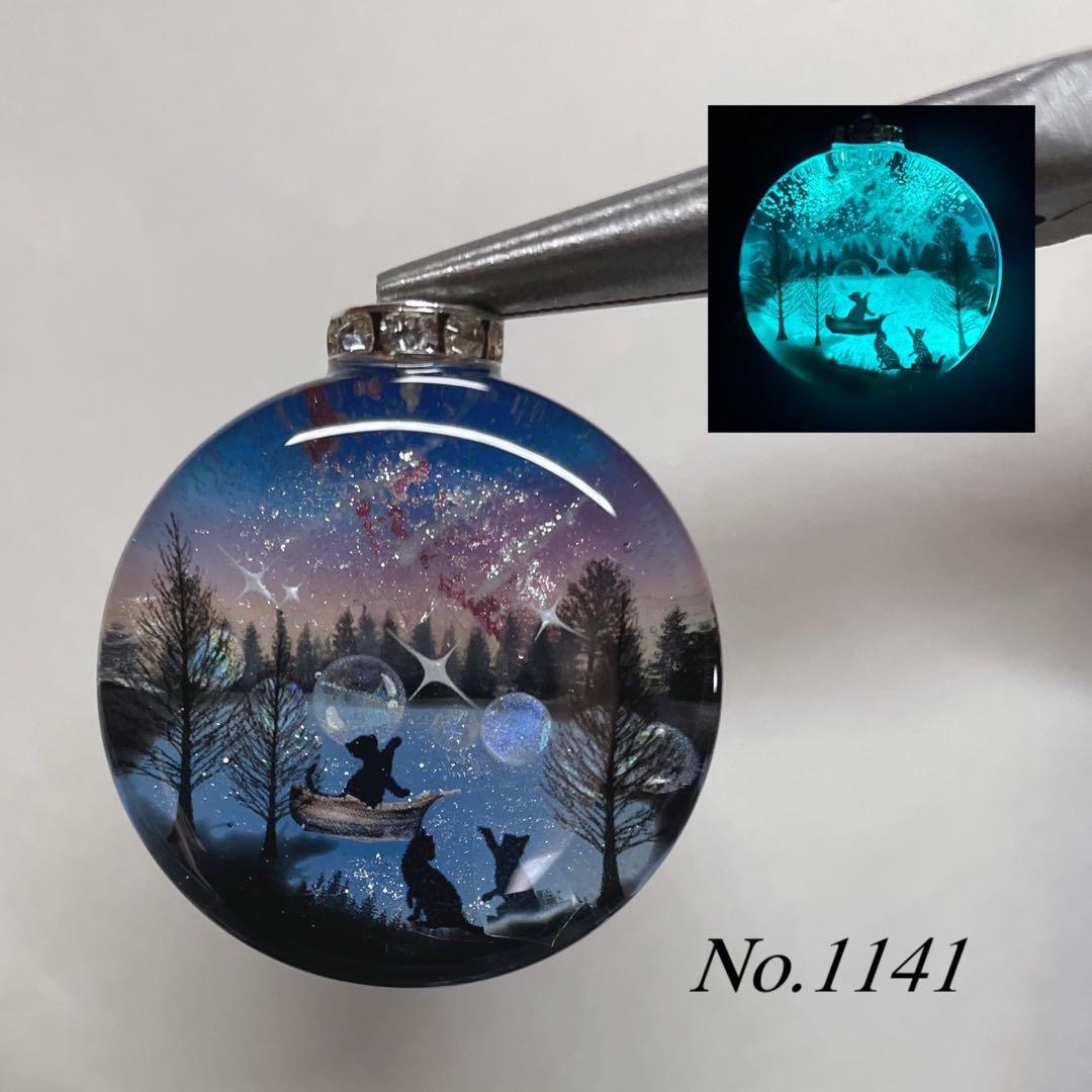 夕夏/レジン/虹とネモフィラの丘の子猫達　蓄光　オルゴナイトネックレス