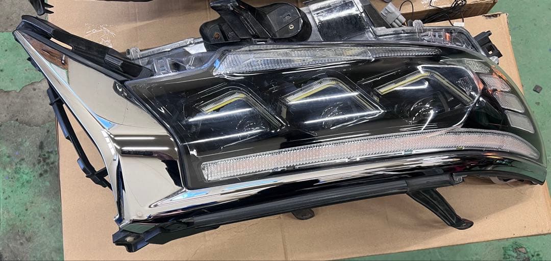 ランドクルーザープラド150後期　三眼ヘッドライト