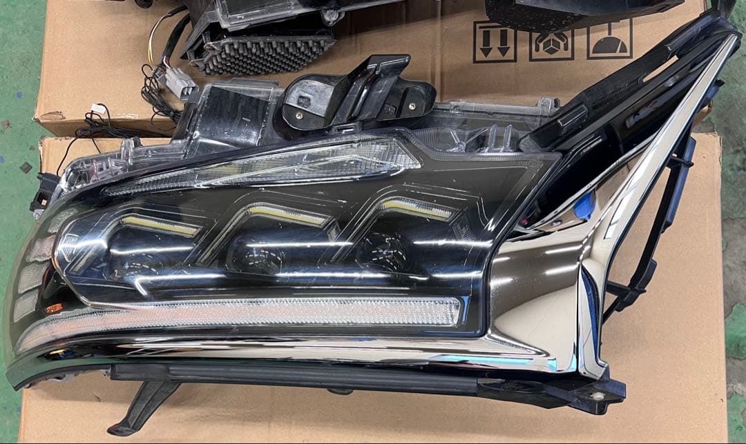 ランドクルーザープラド150後期　三眼ヘッドライト