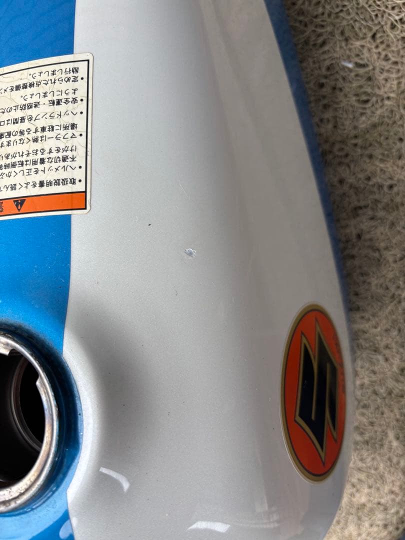 スズキ グラストラッカー　タンク ホワイト/ブルー