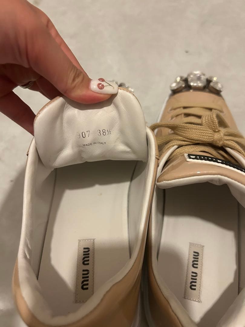 miumiu クリスタル装飾スニーカー ベージュ