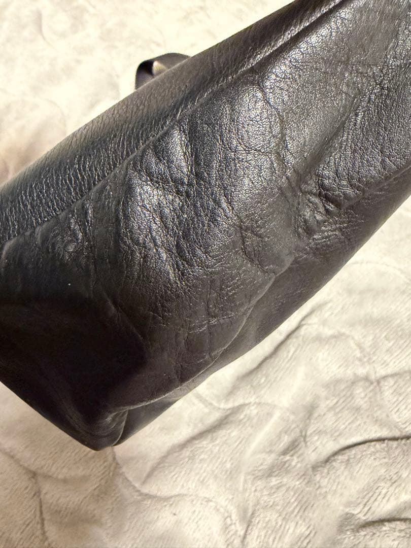 ラシット ソフトレザー ラウンド ショルダーバッグ　ブラック