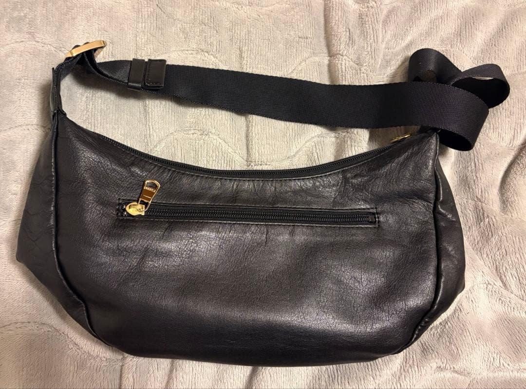 ラシット ソフトレザー ラウンド ショルダーバッグ　ブラック