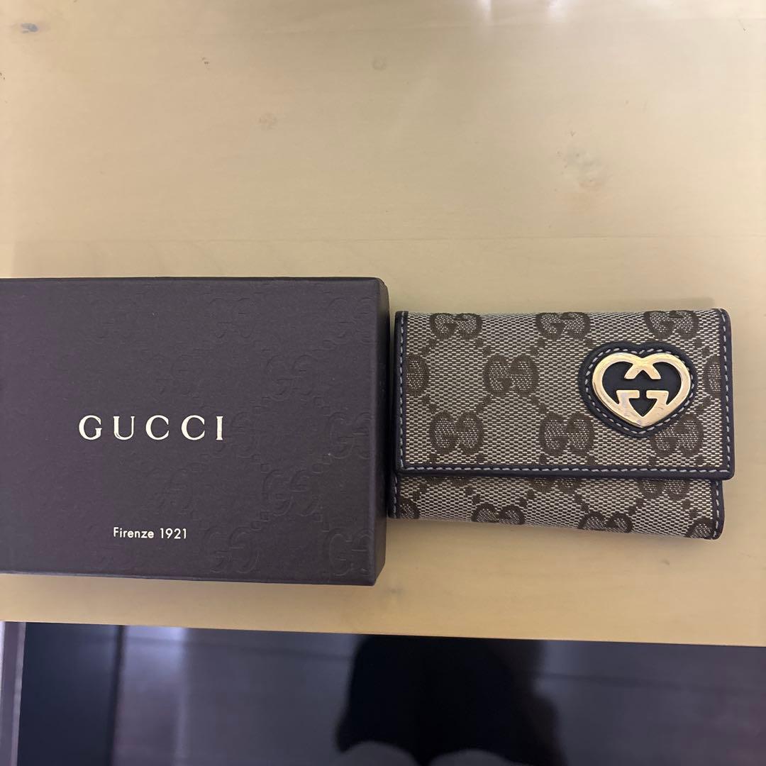 GUCCI キーケース ハート型ロゴ付き