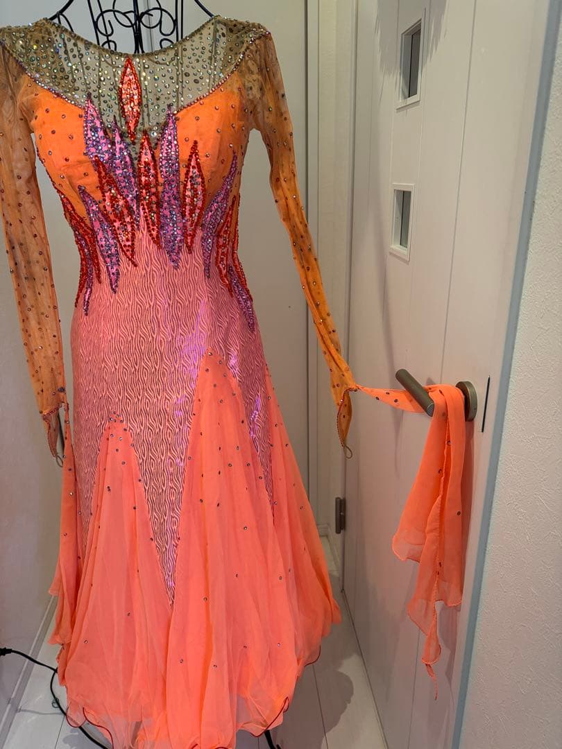 ダンスドレス　　オレンジ　　スパンコール装飾