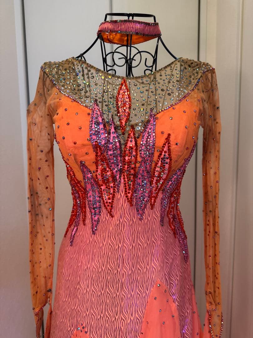 ダンスドレス　　オレンジ　　スパンコール装飾