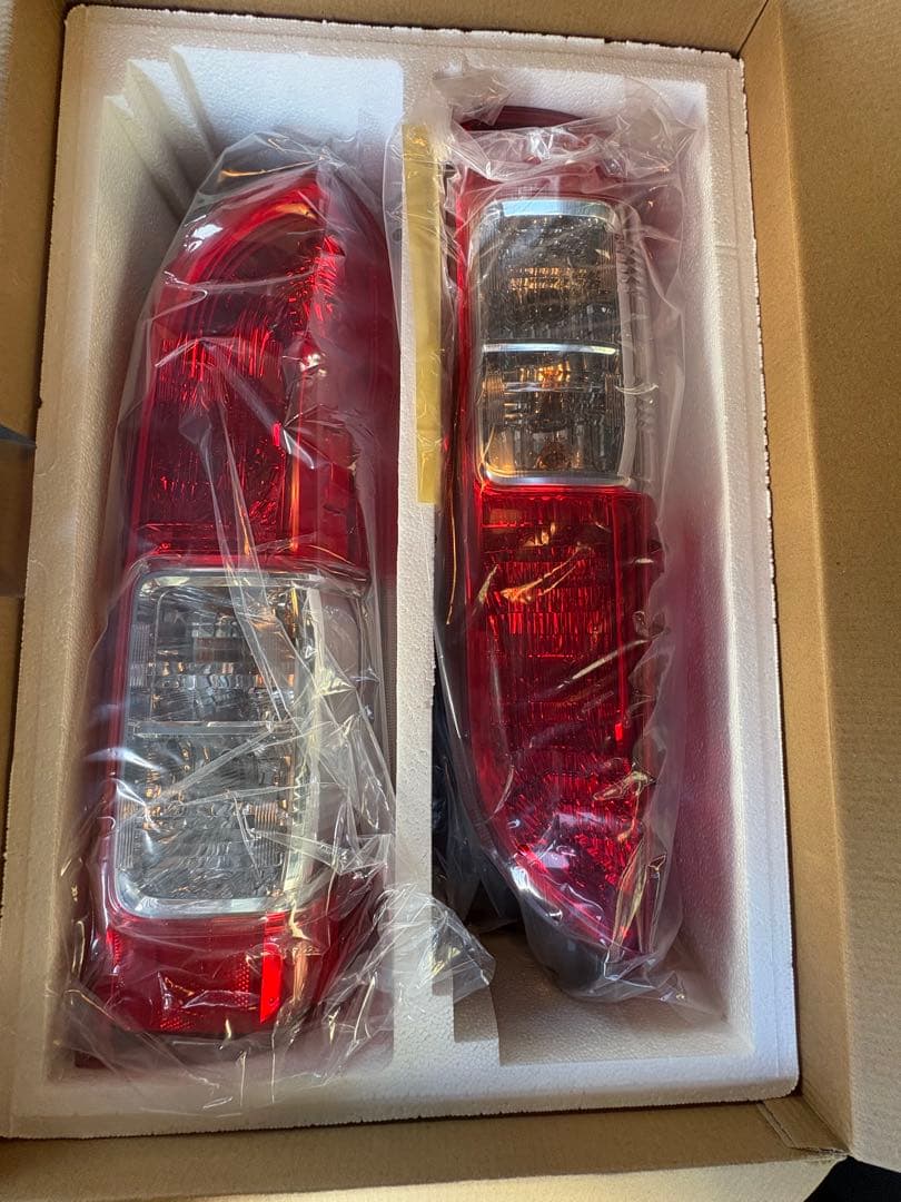 トヨタ　ハイエース　純正テールランプ