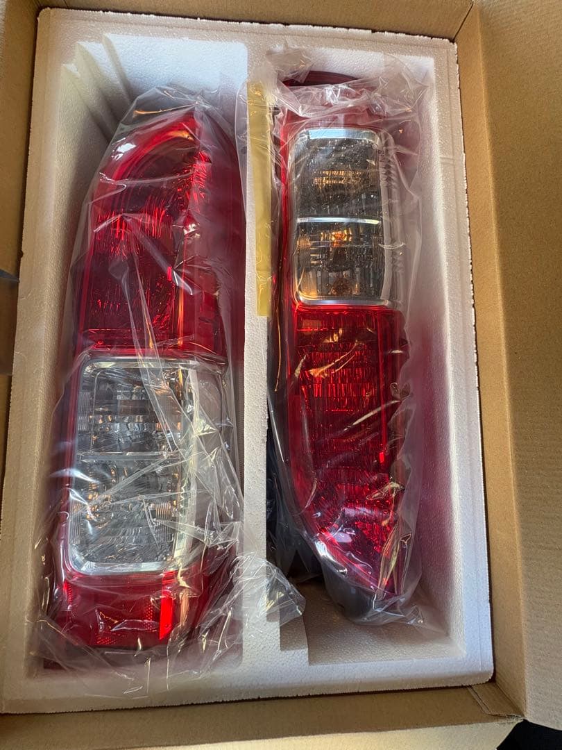 トヨタ　ハイエース　純正テールランプ